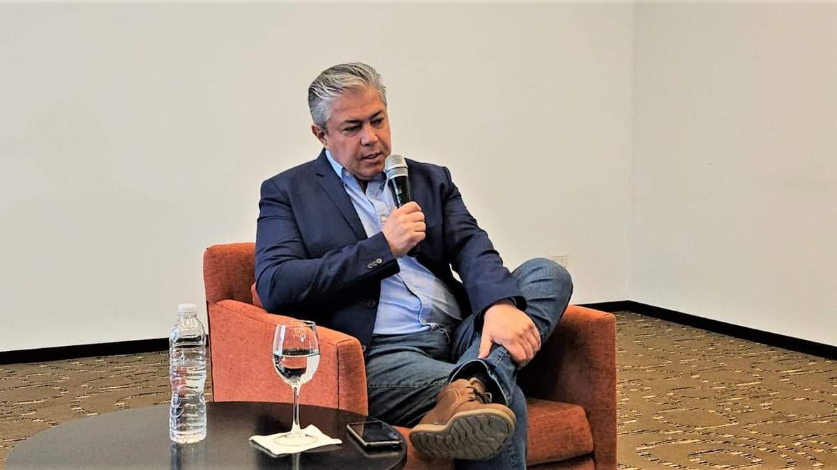 Conferencia de pensa de Rolando Figueroa. Fuente: (Javier Manzano - Minuto Neuquén)