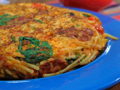 Tortilla de fideos rellena: una receta perfecta para aprovechar las sobras de la heladera y salvar el almuerzo en minutos