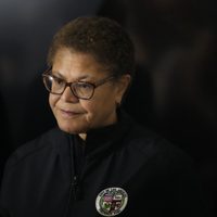 Alcaldesa de Los Angeles está a salvo después de que hombre irrumpe en su residencia oficial