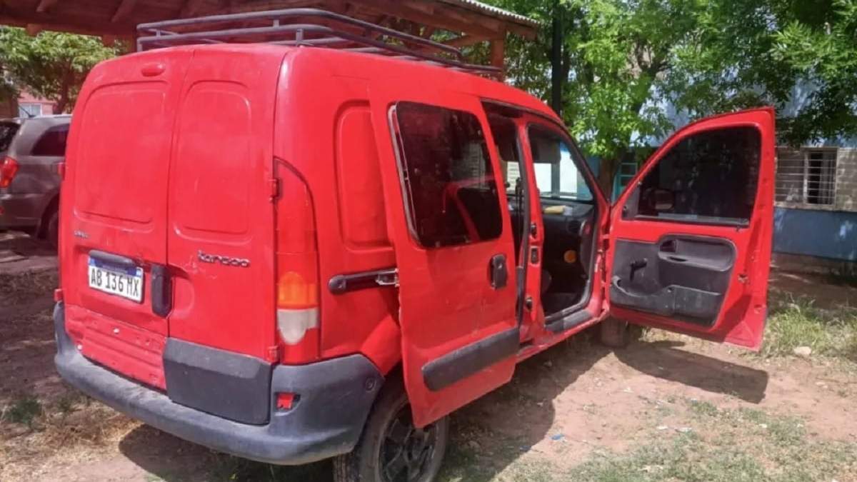La Renault Kangoo en la que se movilizaban los detenidos llevando cocaína y un arma. Fuente: (Neuquén Informa)