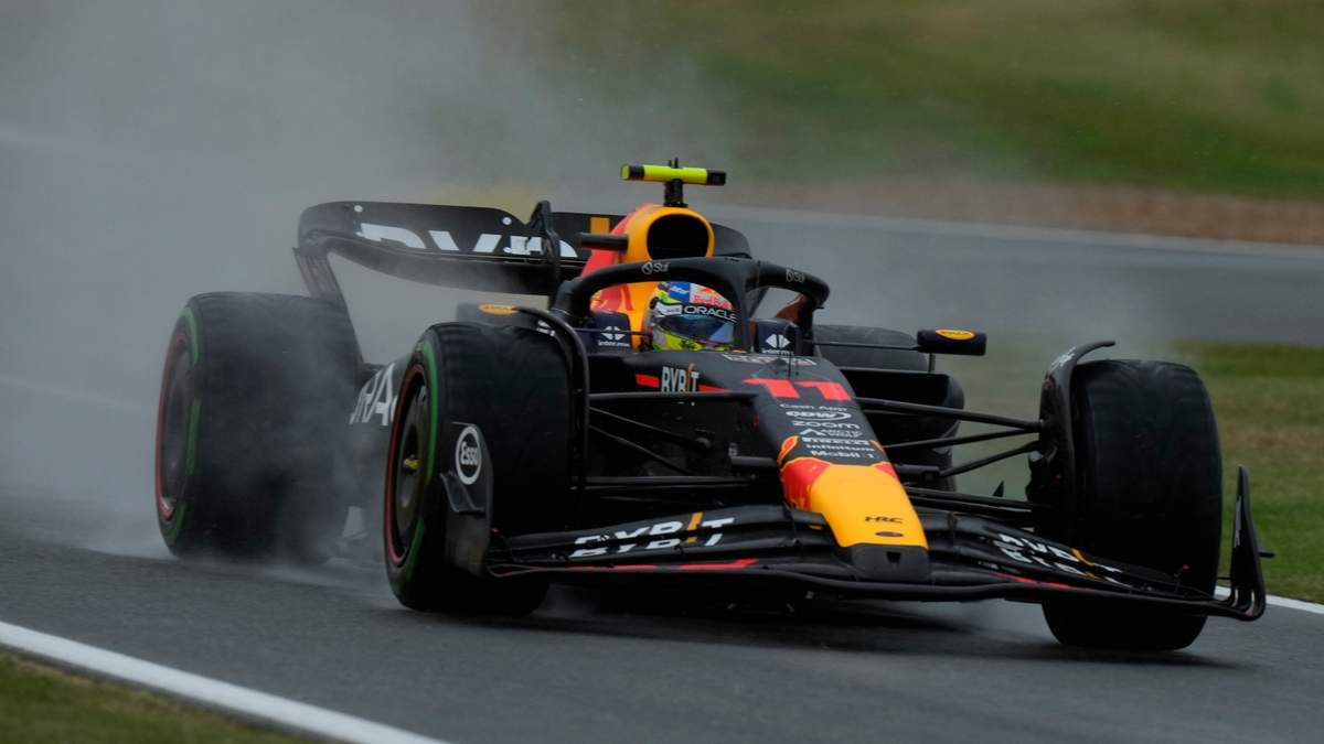 El piloto de Red Bull, Sergio "Checo" Pérez, conduce su automóvil durante la tercera práctica libre en el circuito de Silverstone, Inglaterra