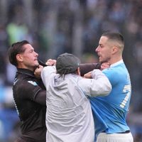 Napoli vence 2-0 a la Lazio, pero el partido acaba en caos con tres tarjetas rojas (Video)