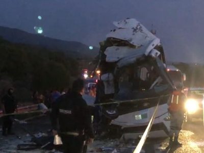 Dos muertos y 20 heridos, el saldo del choque entre un camión de pasajeros y un tráiler