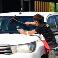Limpiavidrios en Neuquén: avanza un proyecto para prohibirlos y darles trabajo