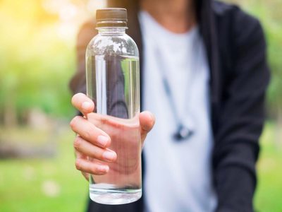 No tires las botellas con mal olor: mirá este truco barato de las abuelas para dejarlas como nuevas
