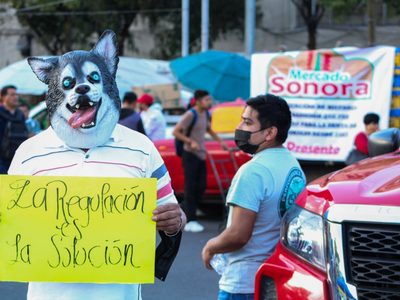 Protestan por prohibición de venta de animales en el Mercado de Sonora
