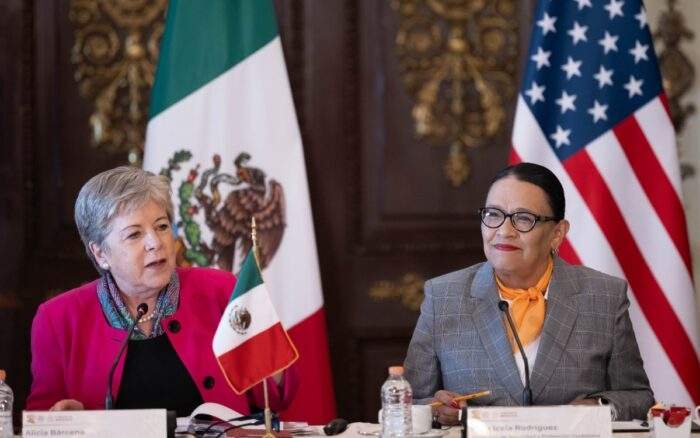 El acuerdo incluye incrementar y fortalecer acciones para cortar las cadenas de suministro ilegal de armas, mediante vigilancia, inspección, supervisión y control de puertos y fronteras. En la foto, la canciller Alicia Bárcena y la secretaria de Seguridad, Rosa Icela Rodríguez