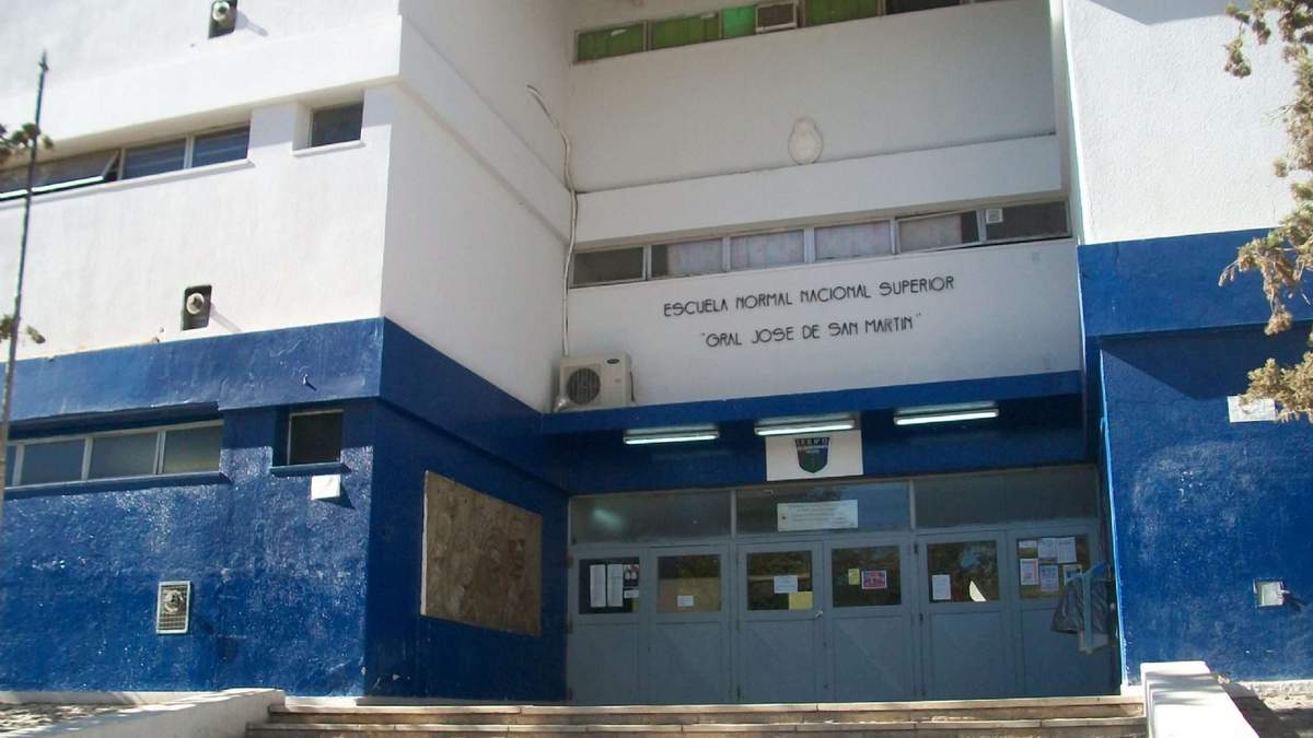 La discusión sobre la protección integral a docentes se desató tras los hechos de violencia en la Escuela San Martin. Fuente: (X)