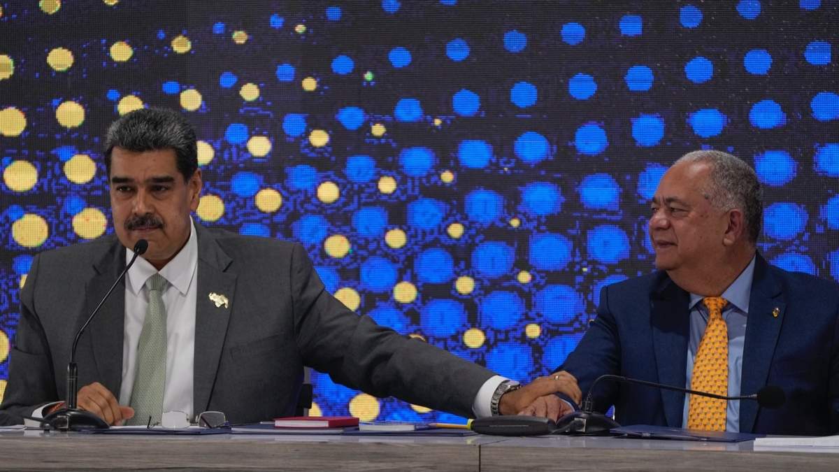 El presidente de Venezuela, Nicolás Maduro, a la izquierda, habla junto al presidente del Consejo Nacional Electoral, Elvis Hidrobo Amoroso
