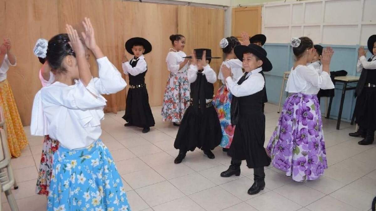 Río Negro integra el folklore a las escuelas. Fuente: (Twitter)