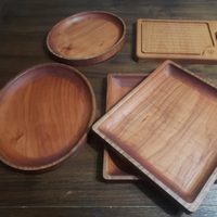 Si tenés un plato de madera viejo o desgastado: transformalo en esta útil bandeja para apoyar cosas