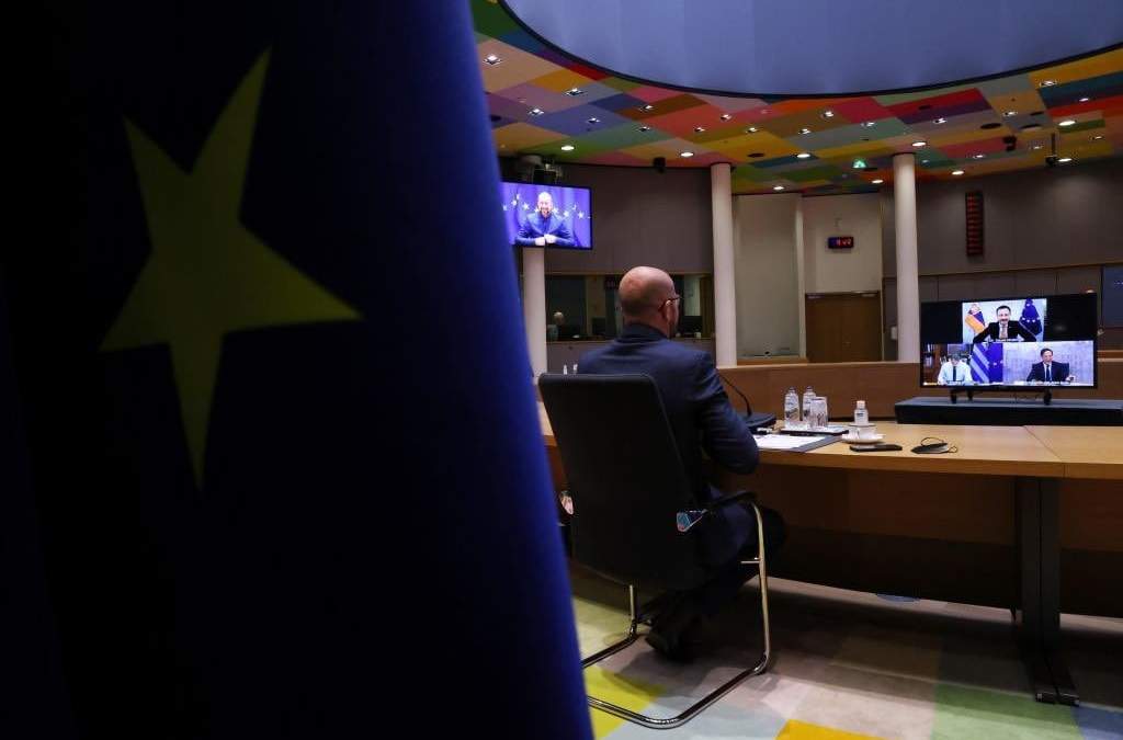 El presidente del Consejo Europeo, Charles Michel en diálogo con los ministros.