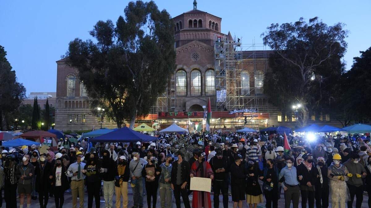 Manifestantes propalestinos entrelazan los brazos en el campus de UCLA
