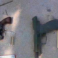 Detuvieron a tres hombres que tenían armas de fuego en el interior de una camioneta en pleno casco viejo de Centenario