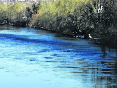 Dramático rescate de policías a un niño que se ahogaba en el río Neuquén