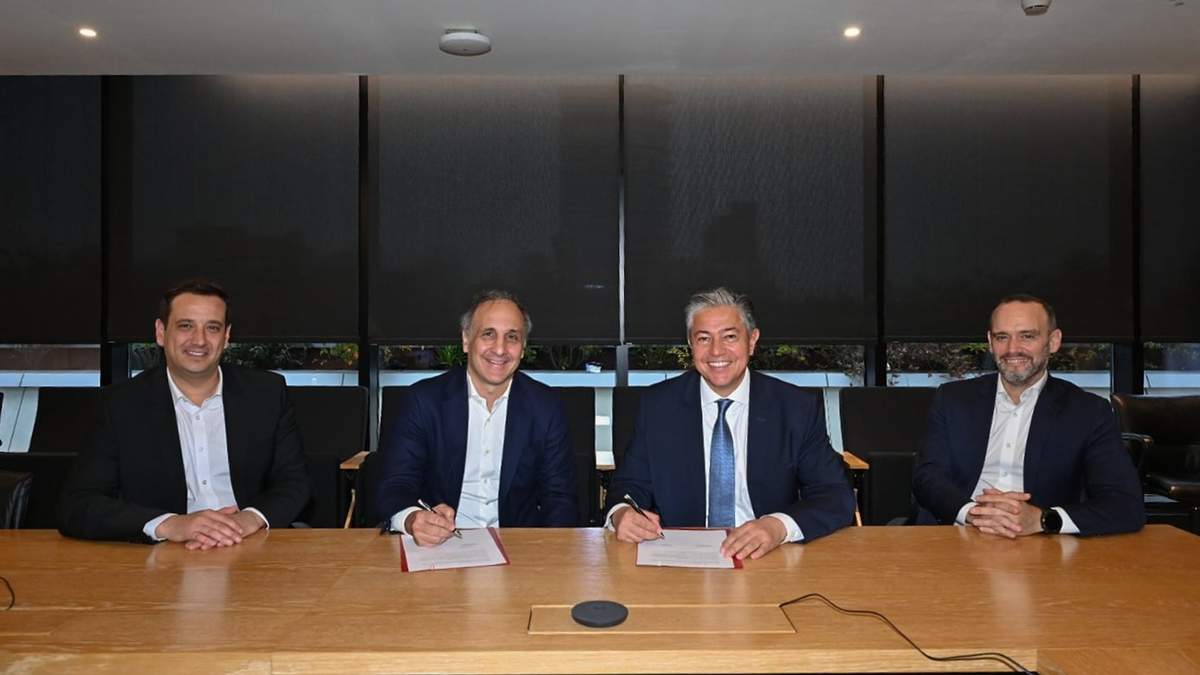 Funcionarios provinciales junto a los referentes de PAE en la firma de convenio. Fuente: (Prensa Gobierno)