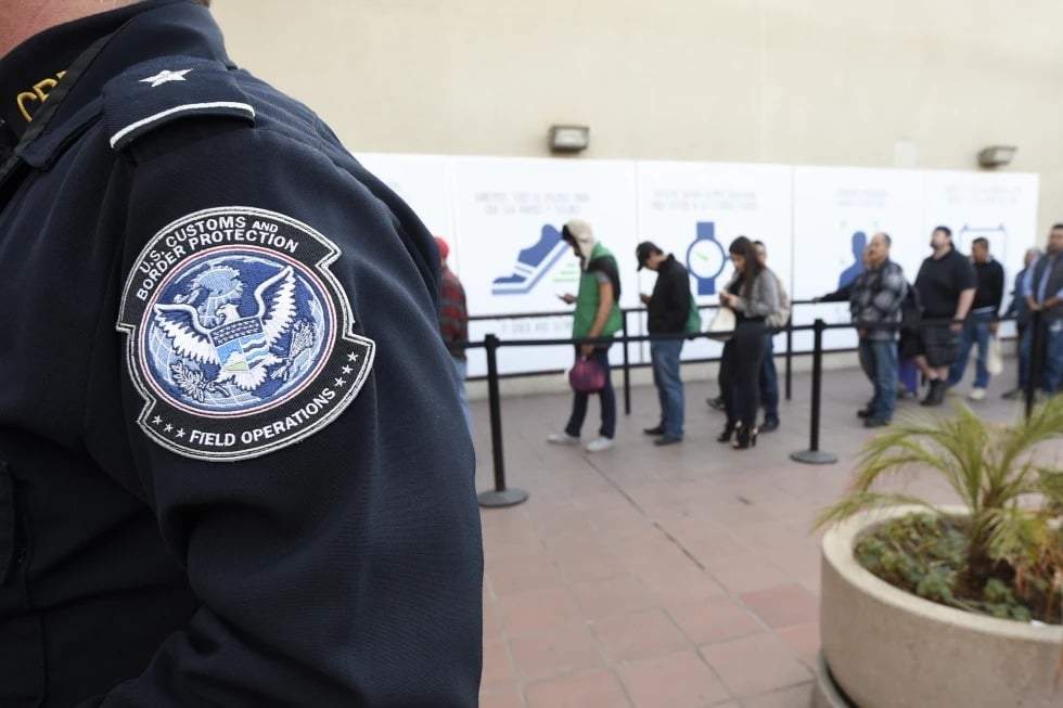 Peatones cruzando de México a Estados Unidos en el puerto de entrada de Otay Mesa hacen fila en San Diego, el 10 de diciembre de 2015.