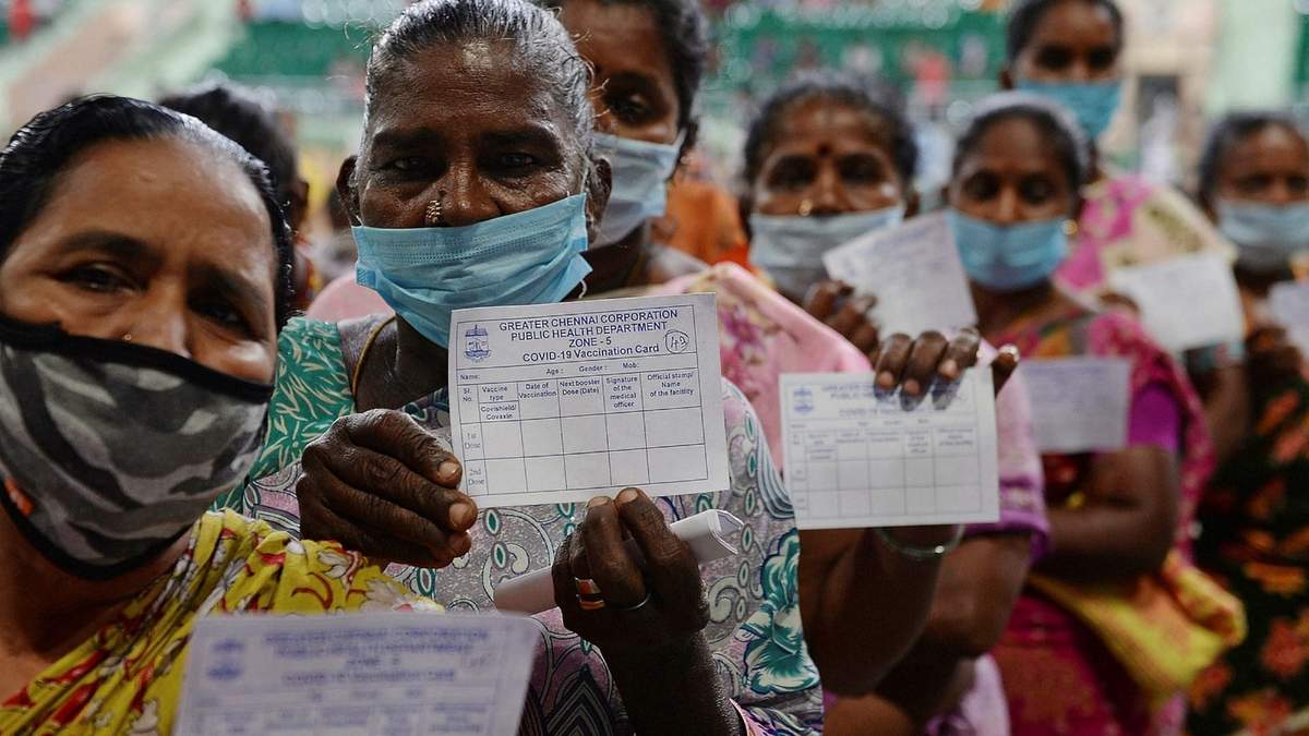 Mujeres portan su certificado de vacunación contra la COVID 19 en India. Fuente: (Twitter)