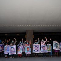 Padres de los 43 de Ayotzinapa realizan pintas en la SRE y exigen la extradición de Tomás Zerón
