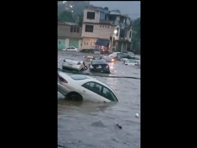 Tejupilco: tromba desborda río, inunda casas y arrastra vehículos (Videos)