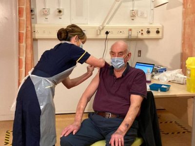 Un paciente de diálisis británico de 82 años, la primera persona del mundo en recibir la vacuna de Oxford