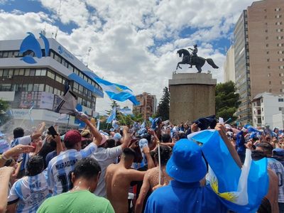¡Argentina Campeón! El monumento de Neuquén estalló de felicidad