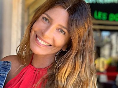 ¿Está permitido? Mónica Ayos lució un arriesgado outfit y… ¡Mostró de más!