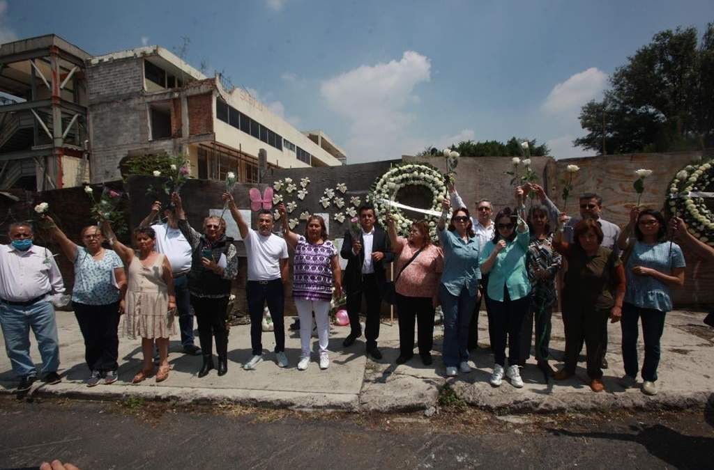 Madres, padres y familiares de víctimas, a pie de lo que fue el Rébsamen