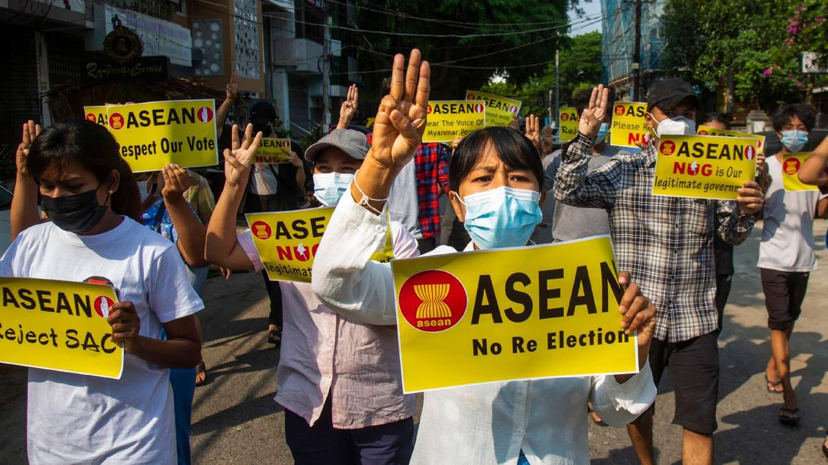 Protestas en Indonesia contra la llegada del jefe de la junta militar birmana. Fuente: (Twitter)