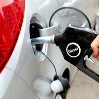 Aumentaron los impuestos al combustible y habrá un nuevo aumento en enero