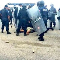 Chocan policías con manifestantes en Villahermosa; hay 20 heridos