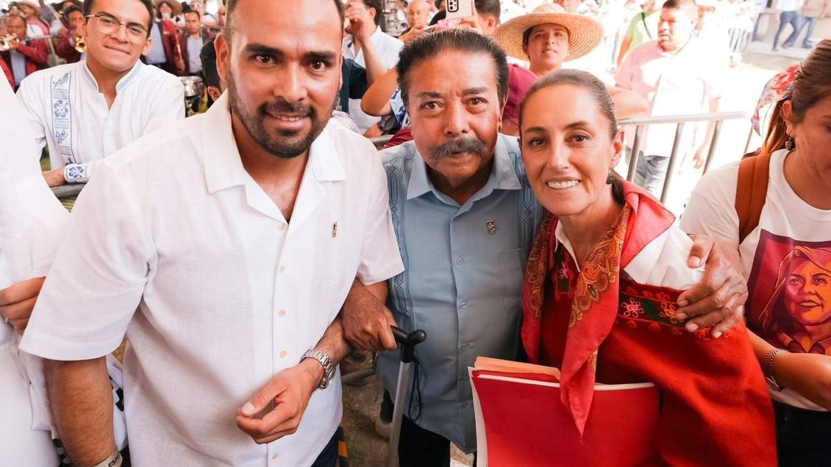 Ulises Manrique Zapata y Manuel Manrique Zapata, bisnieto y nieto de Emiliano Zapata, con Claudia Sheinbaum