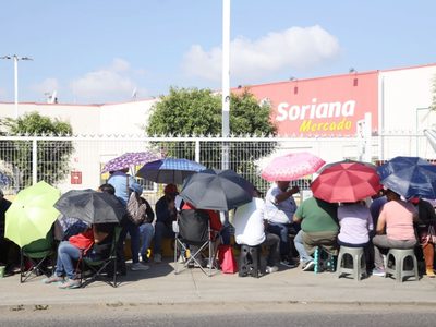 Maestros de Oaxaca toman plazas comerciales y supermercados
