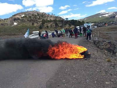 Municipales interrumpen de forma total el tránsito en el acceso a Caviahue