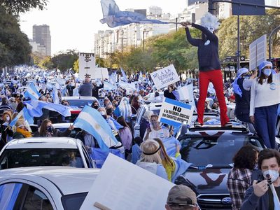 "Terminan su carrera política abrazados a un flota-flota": la crítica de la Provincia a la marcha