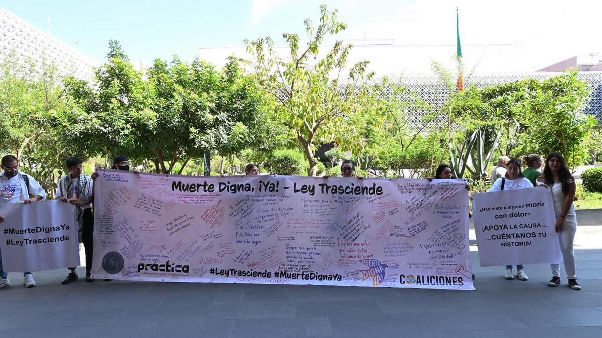 Activistas a favor de la Ley Trasciende