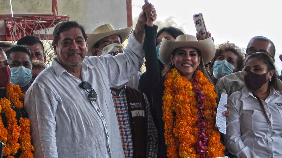Félix Salgado Macedonio alzando la mano a su hija Evelyn Salgado, candidata de Morena al gobierno de Guerrero