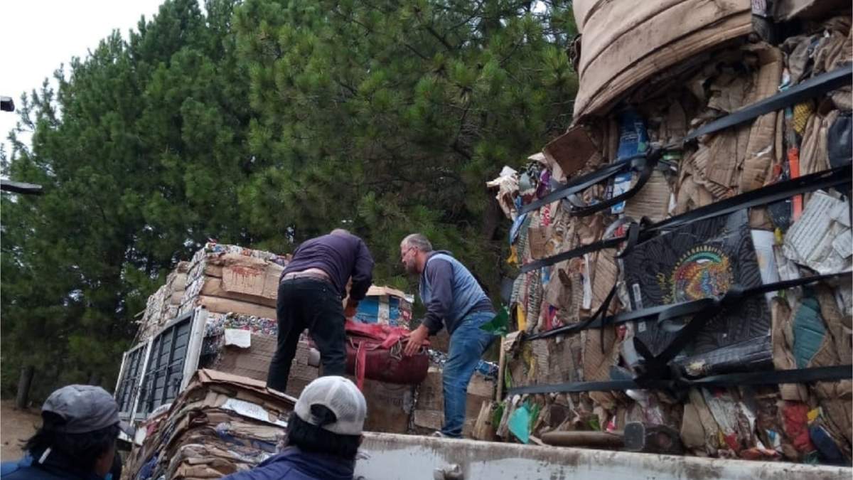 Momento de la carga del material reciclado. Fuente. (Twitter)