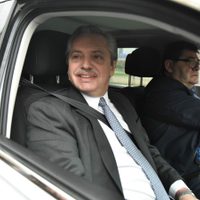 Fernández saldrá de gira por el interior del país antes de extender la cuarentena
