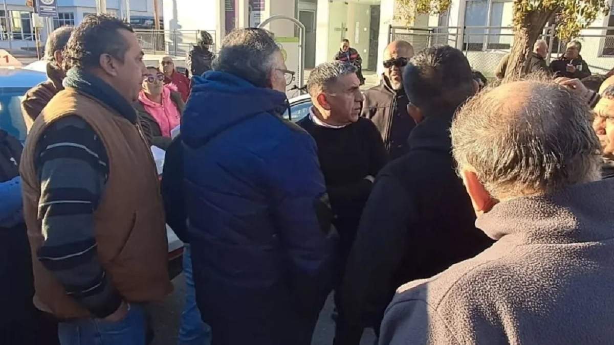 Los taxistas se reunieron con el secretario de Transporte del municipio de Centenario. Fuente (Centenario Digital)