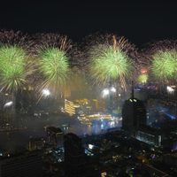 El mundo inicia celebraciones de Año Nuevo con abrazos, fuegos artificiales y espectáculos de luces