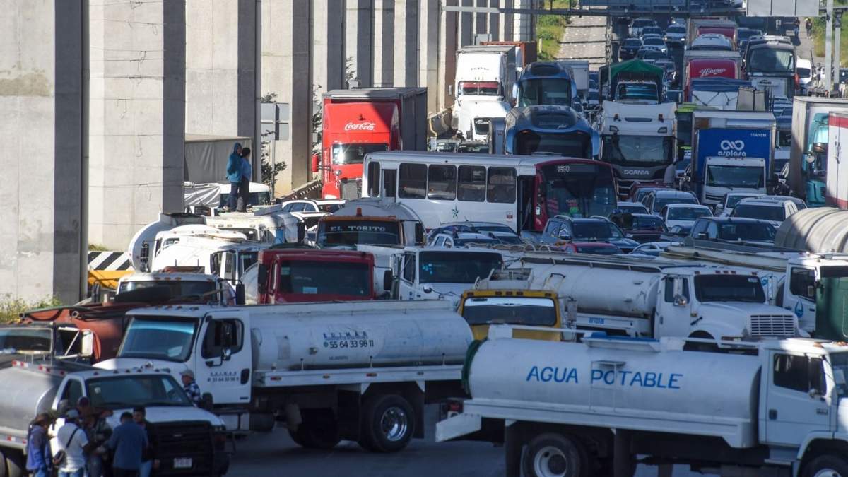 Bloqueo en la México-Tolucaa la altura de las Plazas Outlet