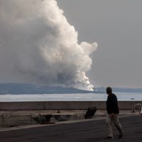 Una tercera lengua de lava llega al mar en La Palma y obliga a confinar a más personas: el video