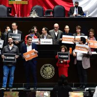 MC toma la tribuna en San Lázaro; protesta por no ser incluido en la Comisión Permanente