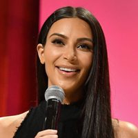 Kim Kardashian lleva fantástico outfit, gira lentamente y ¡pum, deslumbra!