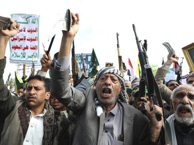 Un ataque aéreo israelí mata al primer ministro rebelde hutí en la capital de Yemen