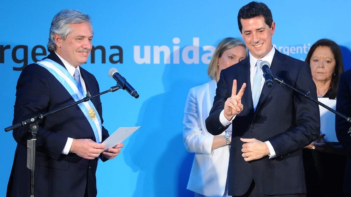 Wado de Pedro prestando juramento al presidente Alberto Fernández. Fuente: (Instagram).