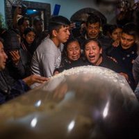 Inician funerales por migrantes muertos en tráiler abandonado en Texas