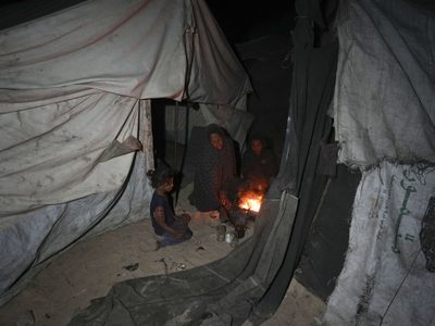 Ataques israelíes en Gaza provacan la muerte de dos niños que se refugiaban en una tienda de campaña