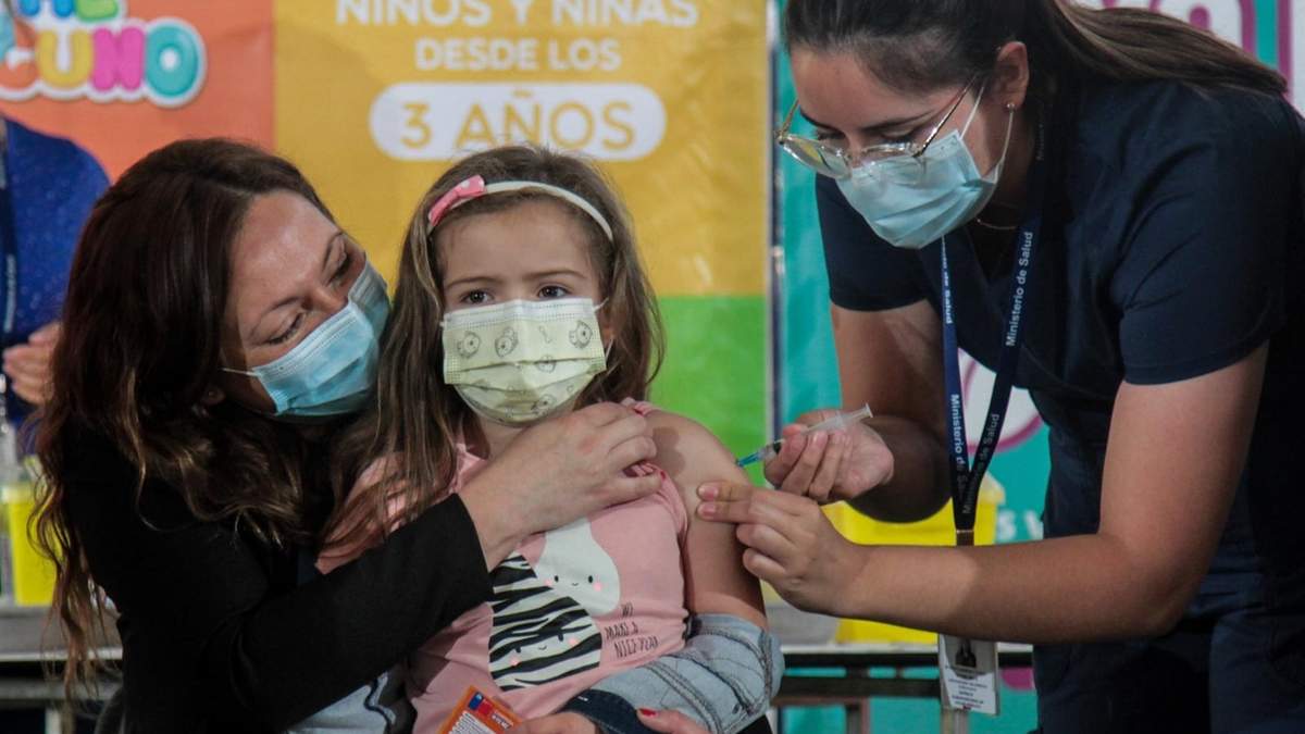 Vacunación de una niña de Chile contra el coronavirus. Fuente: (@ministeriosalud)